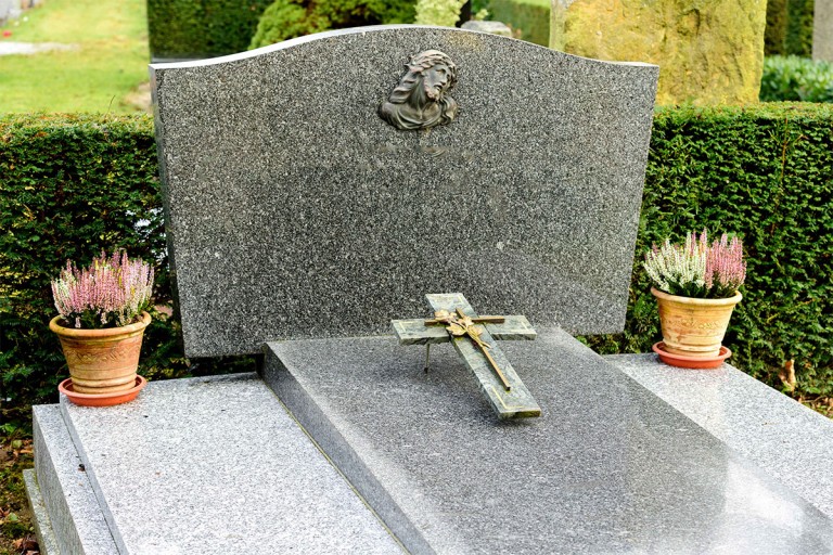 La plaque décès pour faire vivre la mémoire du défunt à jamais